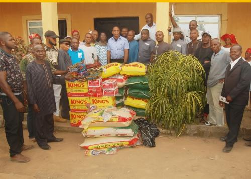 A GROUP PICTURE BY THE COMMUNITY WITH THE DONATED ITEMS